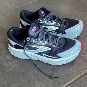 Brooks Women's Athletic Shoes - Navy and Light Blue with Pink Accents Sz 10